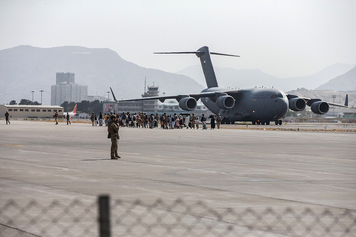 UAE空軍のC-17に搭乗する退避者。2021年8月21日。