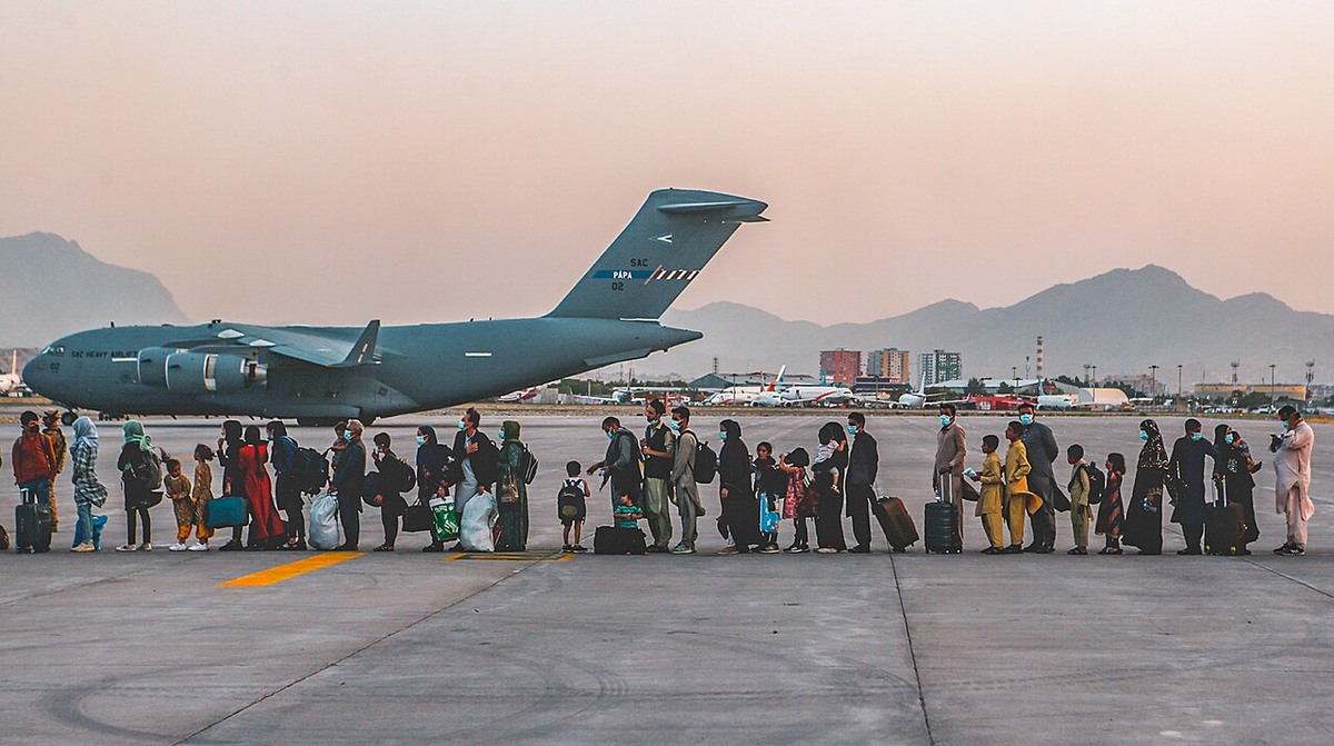 カブール空港でC-17への搭乗を待つ人々。2021年8月23日。