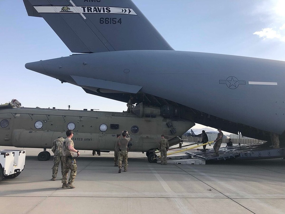 撤収に向けてCH-47をC-17へ積み込む米空軍要員。