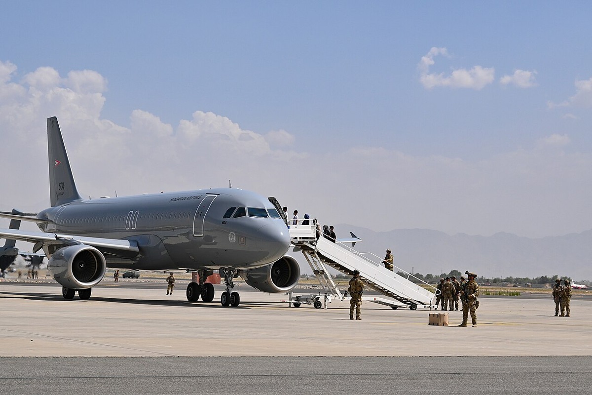 退避者を迎えるハンガリー空軍のA319。