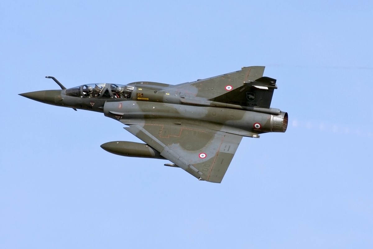 離陸するフランスのMirage 2000D。2016年。