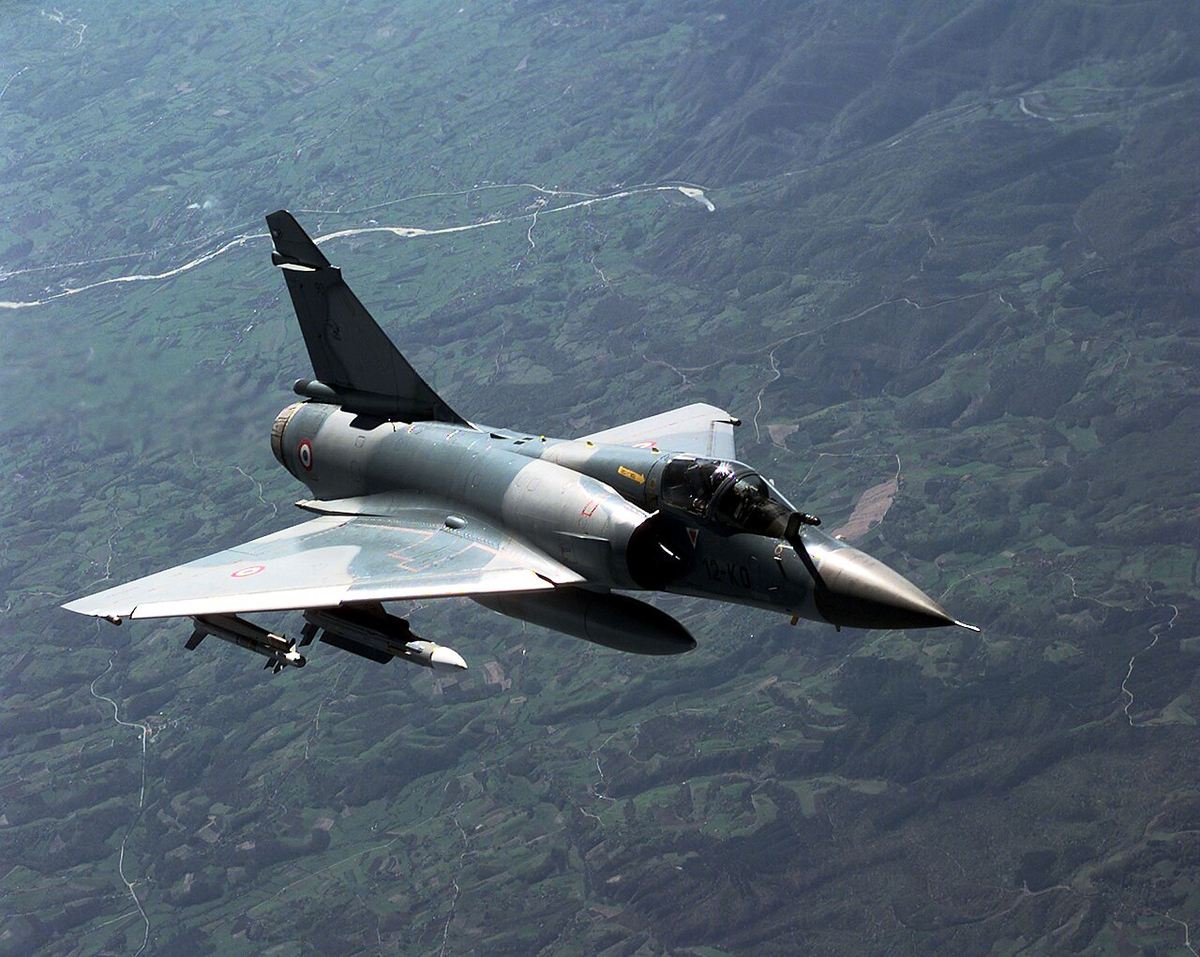 飛行するフランス空軍のMirage 2000C。