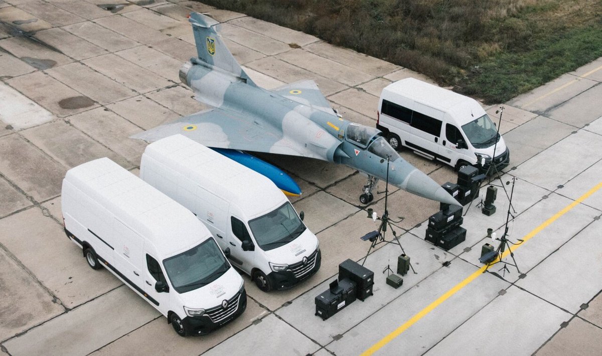 地上支援機材とともに並ぶウクライナ空軍のMirage 2000-5F。