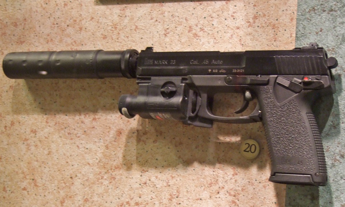 サプレッサーを装着したH&K Mark 23。