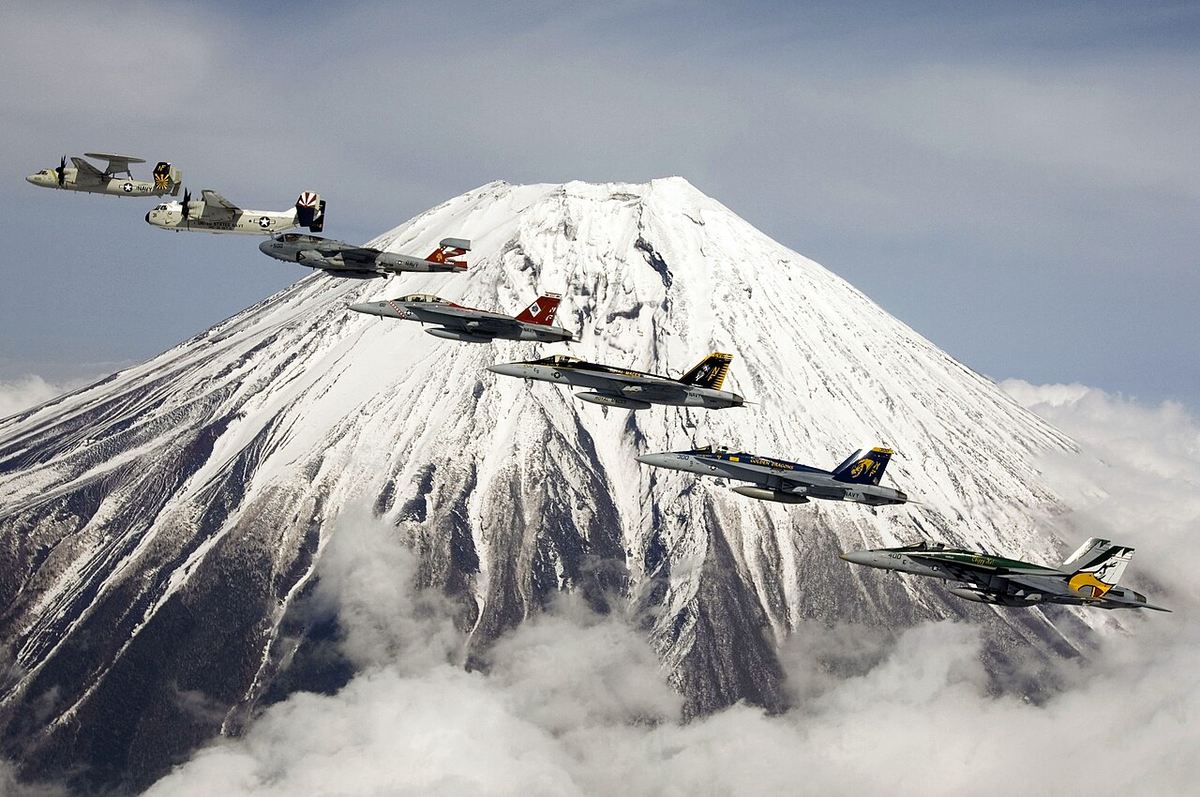 富士山を背景に飛ぶ第5空母航空団の航空機。2007年4月。