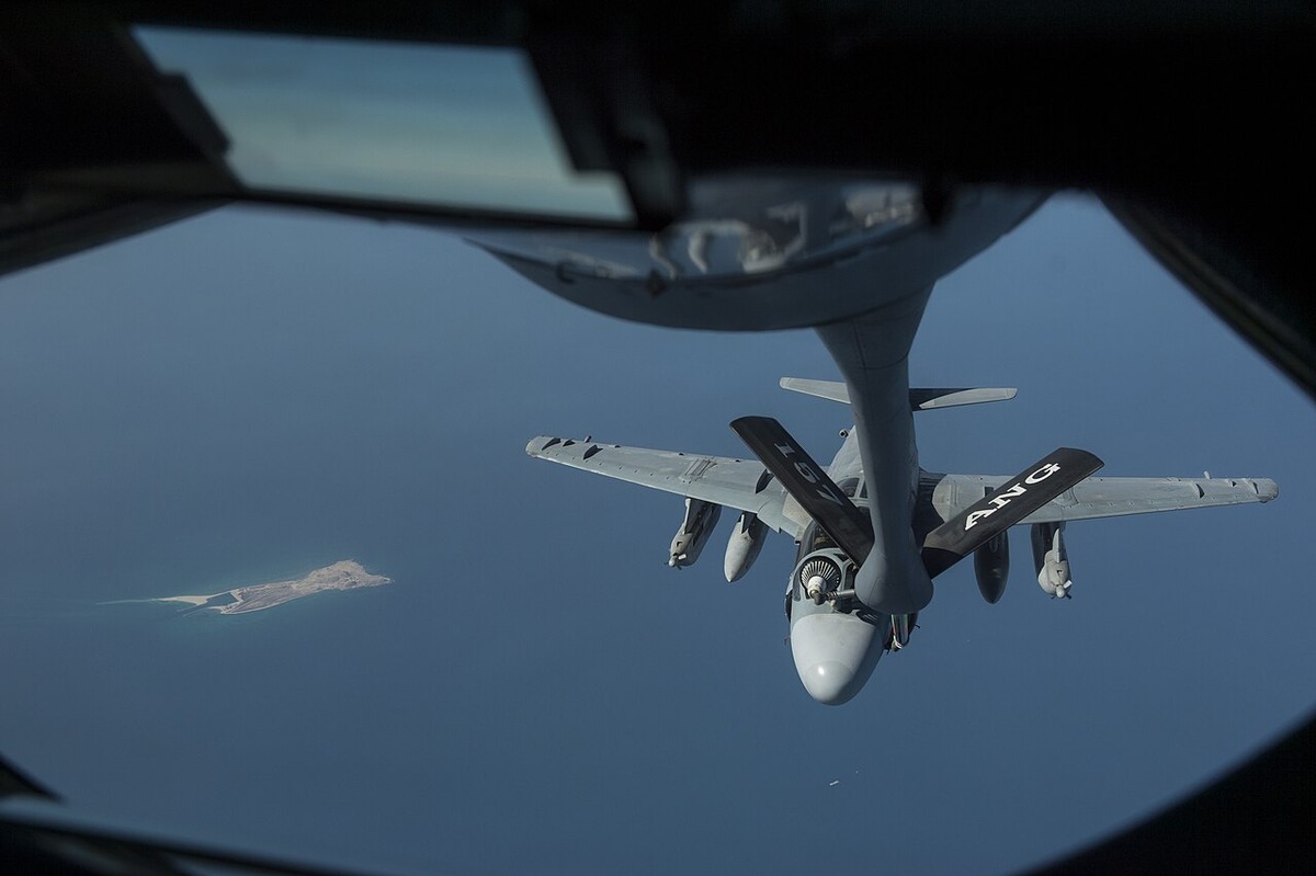 KC-135から空中給油を受ける海兵隊のEA-6B。