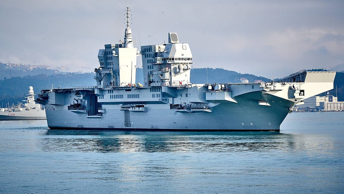 イタリア海軍の強襲揚陸艦トリエステ。