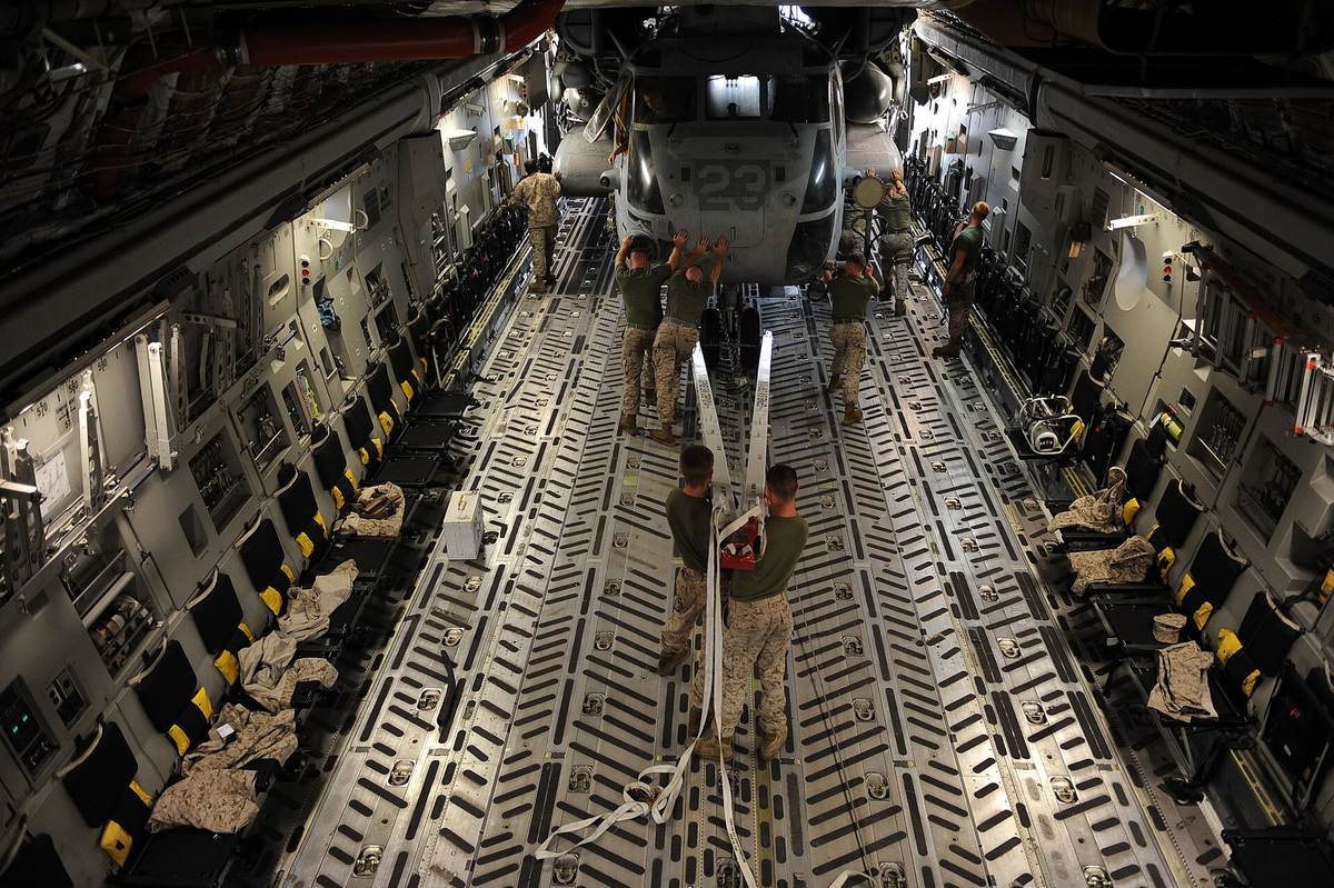 C-17の貨物室からヘリコプターを運び出す作業