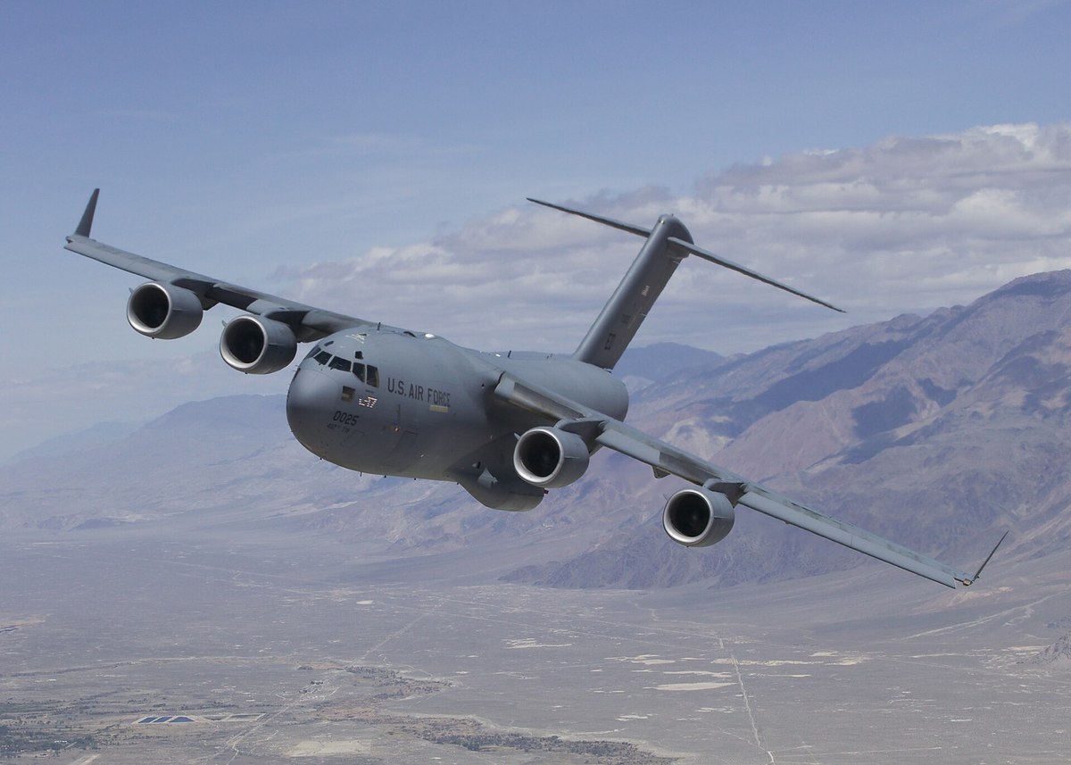 飛行試験中のC-17 T-1。主翼下の4基のエンジンとT字尾翼
