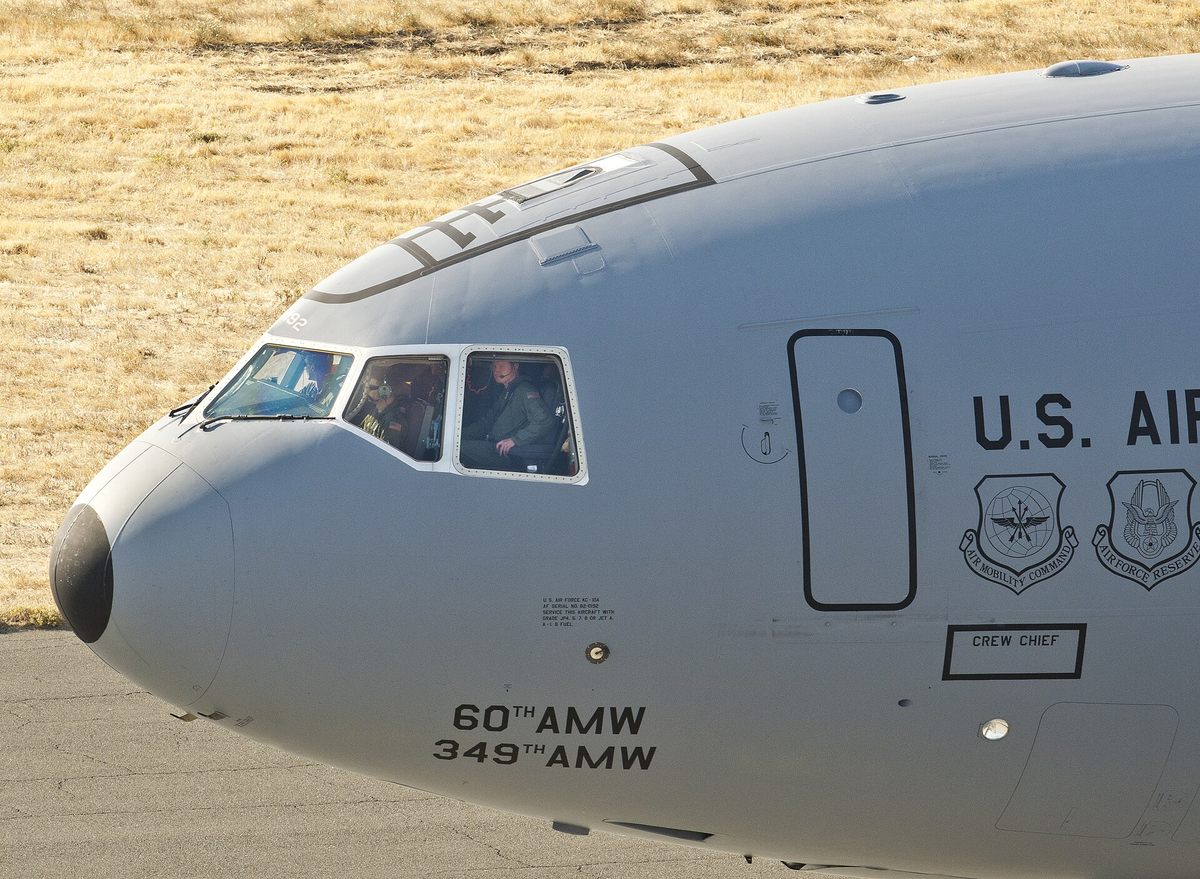 C-17の機首とコックピット窓