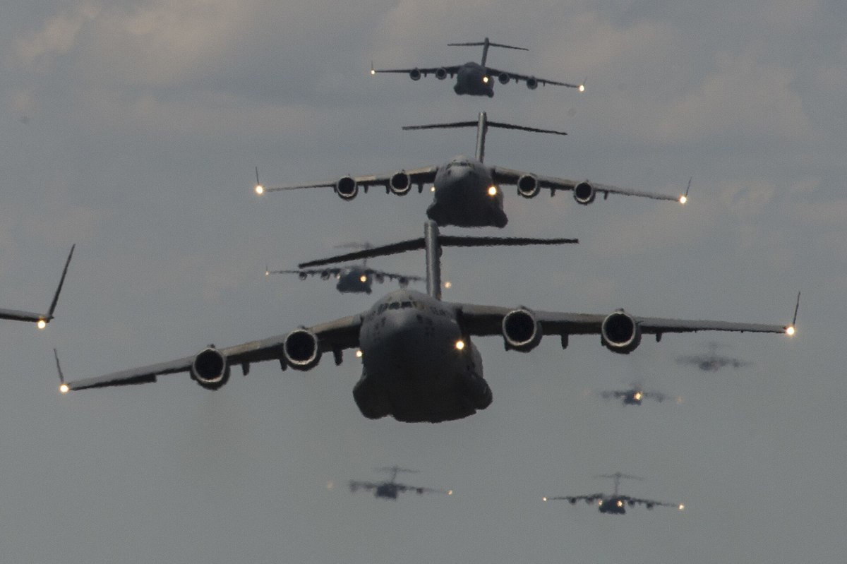編隊飛行するC-17。大型輸送機をまとめて運用する場面