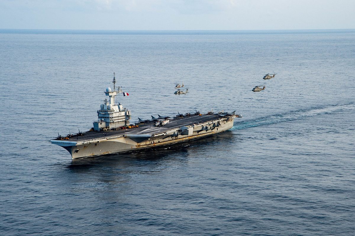 イオニア海を航行するシャルル・ド・ゴール(2022年)