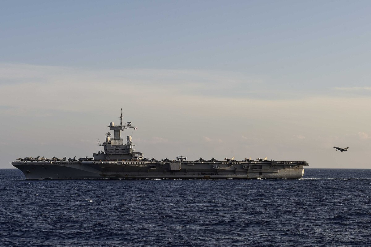 横から見たシャルル・ド・ゴールの艦影