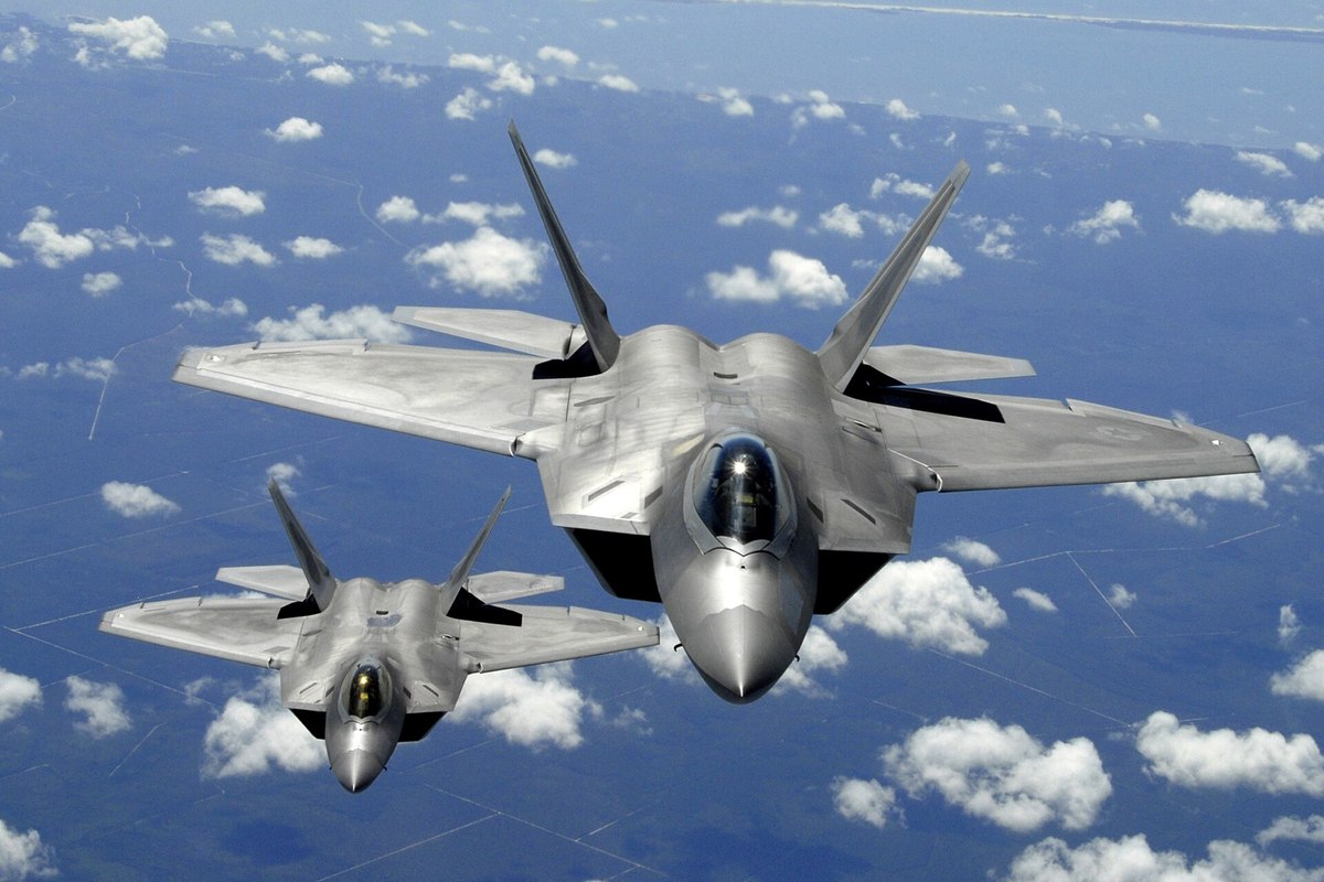 編隊飛行するF-22。既存の有人戦闘機運用の一場面