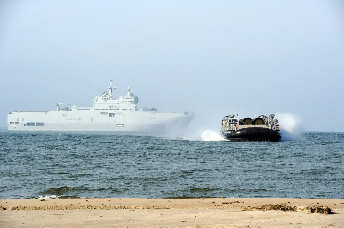 ミストラルと米海軍のエアクッション揚陸艇