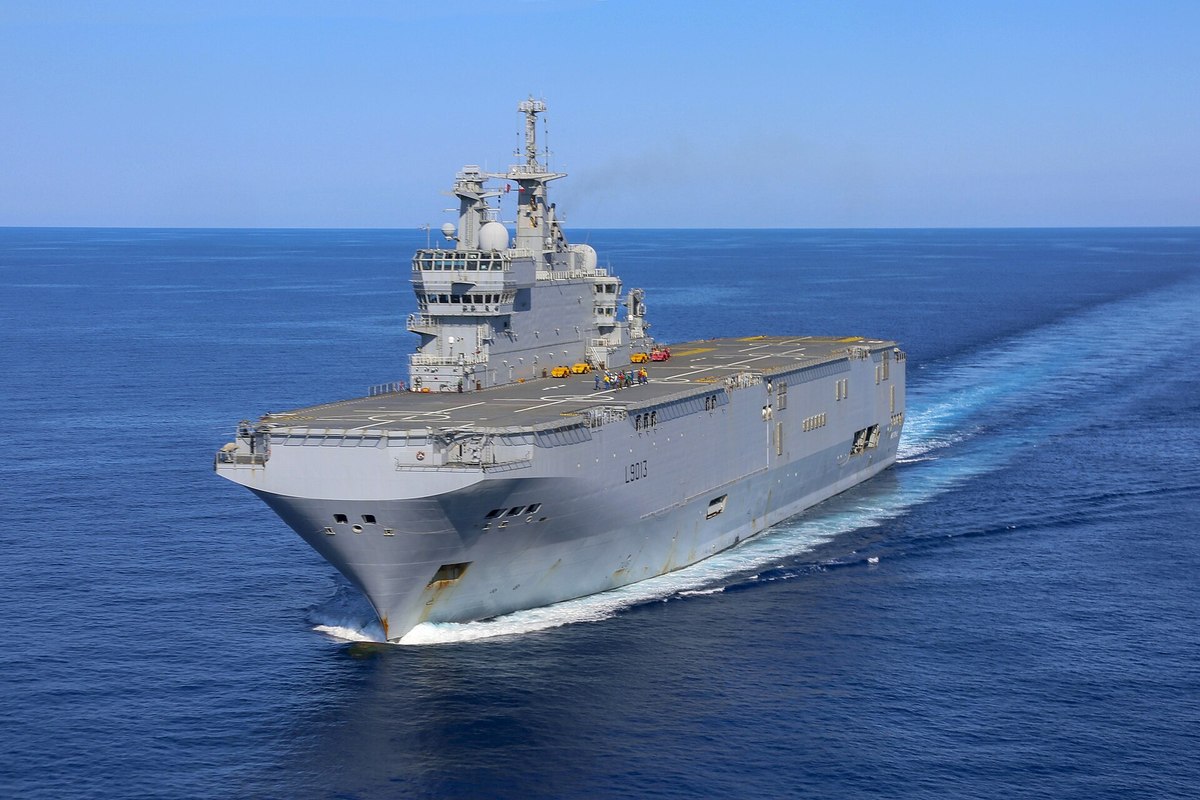航行する強襲揚陸艦ミストラル