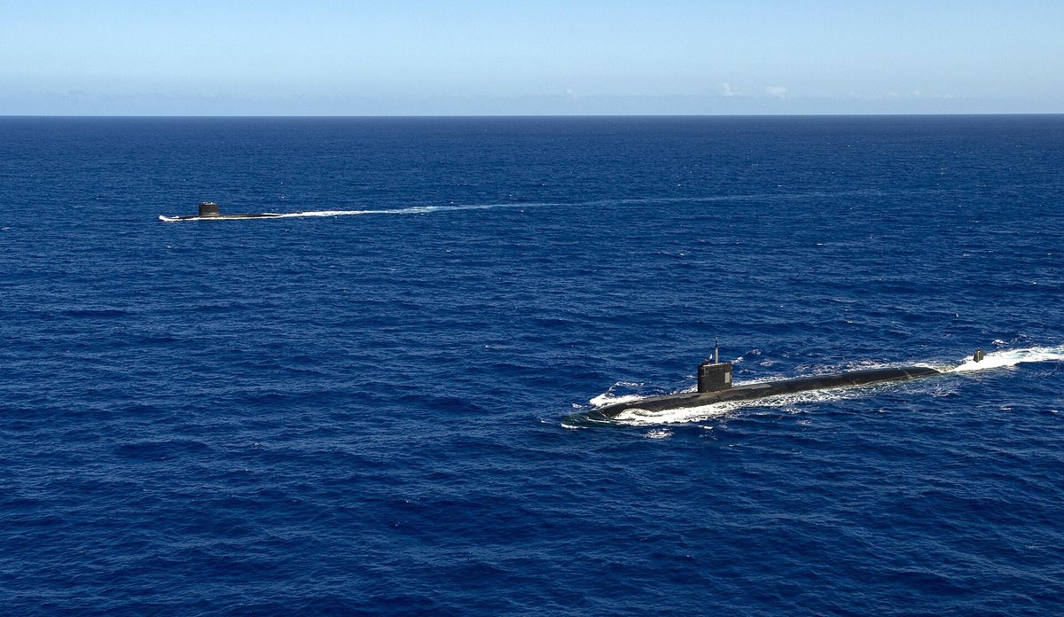 グアム沖のフランス原潜エムロード（左）と米原潜アッシュヴィル（右）