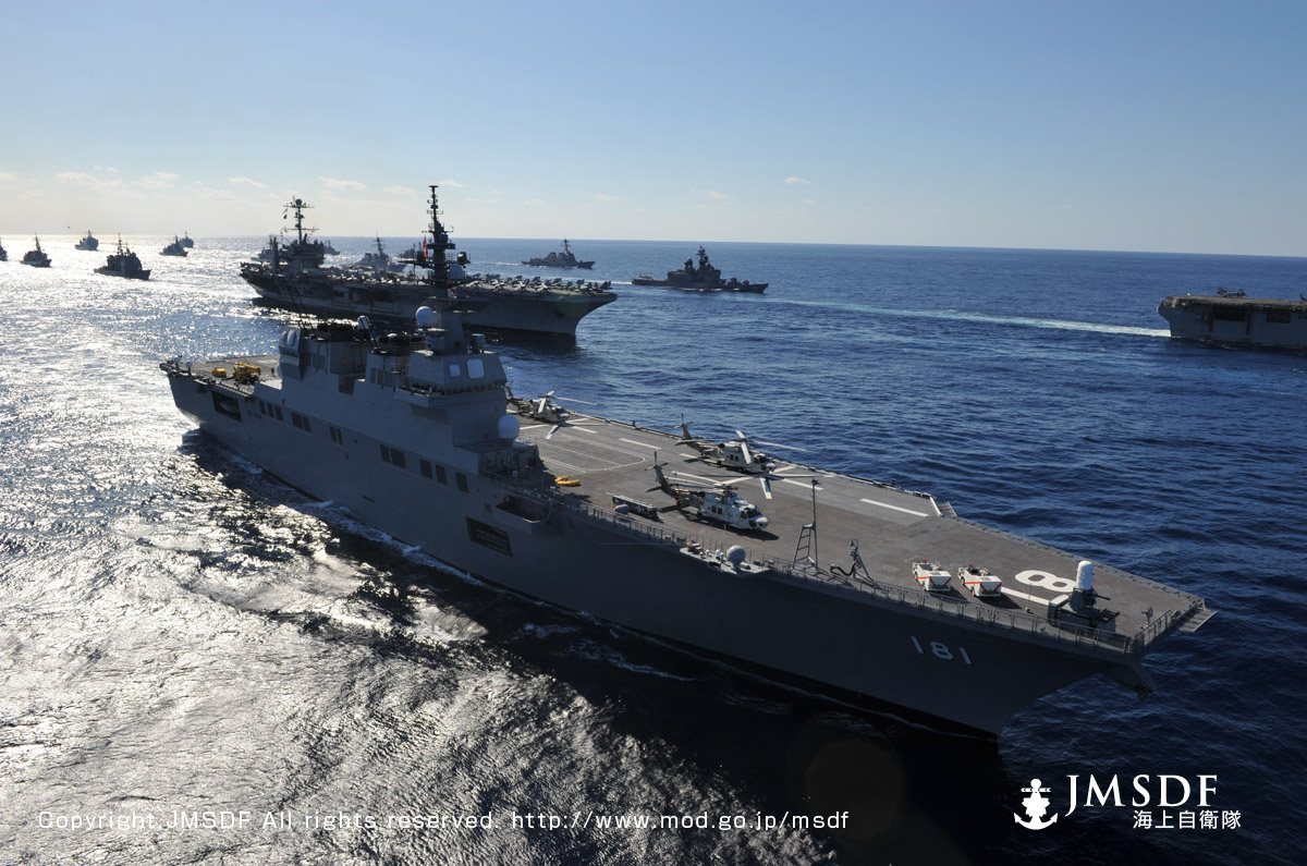 ひゅうがを手前に見る全通甲板の護衛艦