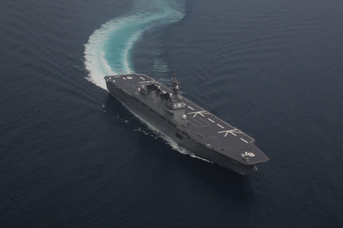 上空から見たひゅうが。甲板と艦橋の配置