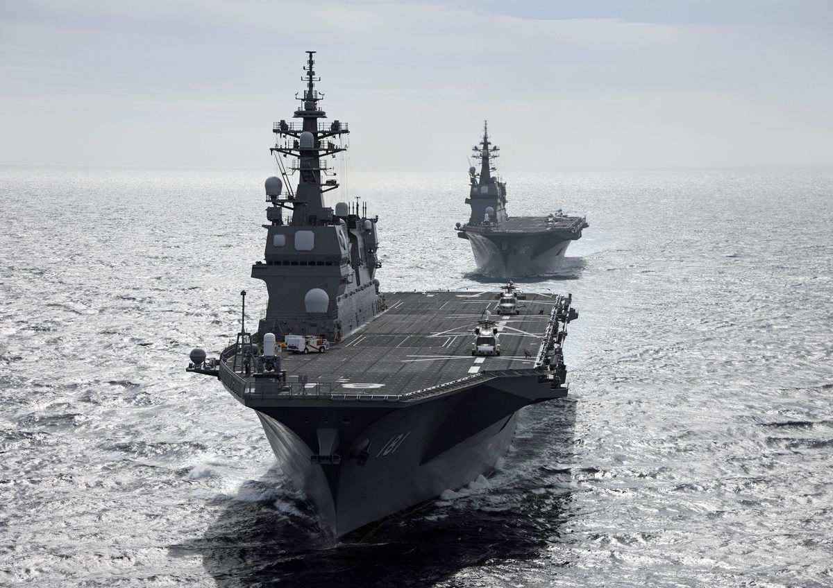 航行中のひゅうが型護衛艦