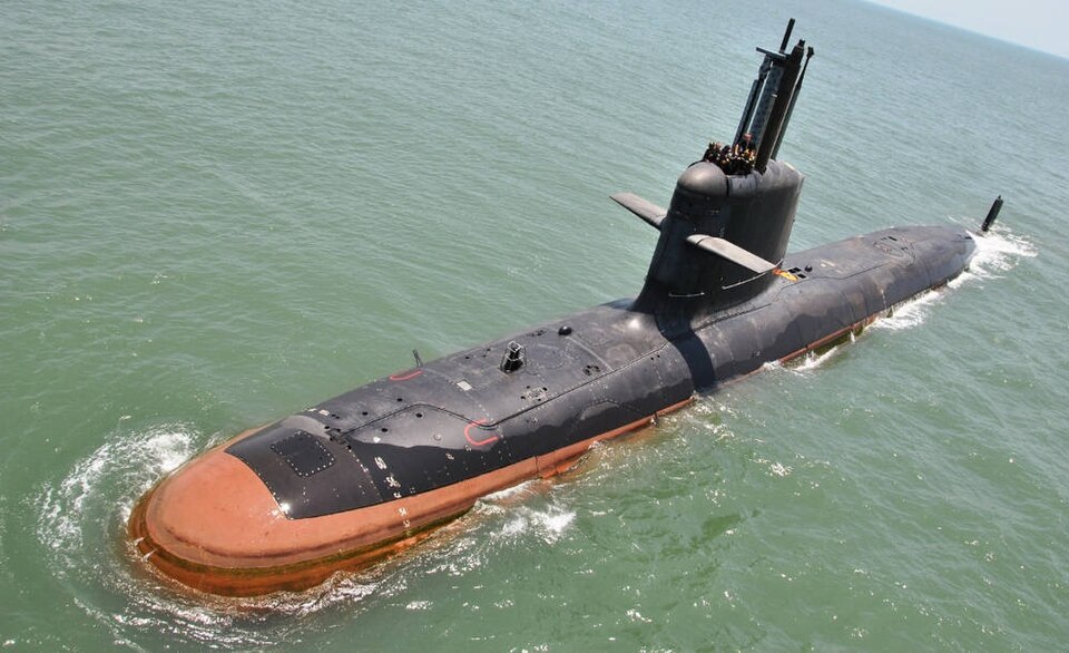 海上公試中の潜水艦カルヴァリ