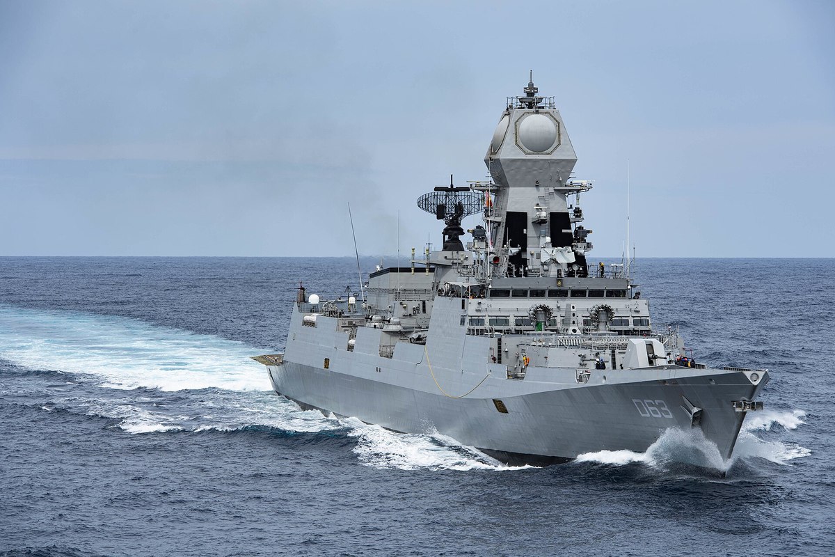 演習マラバール2020中の駆逐艦コルカタ