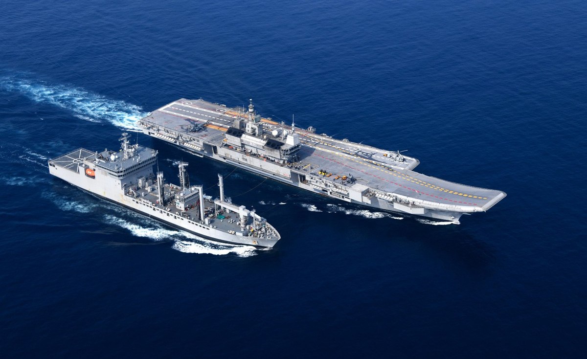 洋上で補給艦と並ぶ空母ヴィクラント