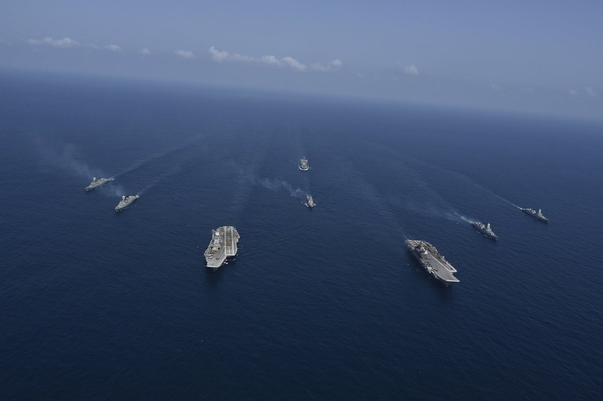 空母2隻と護衛艦で行動するインド海軍