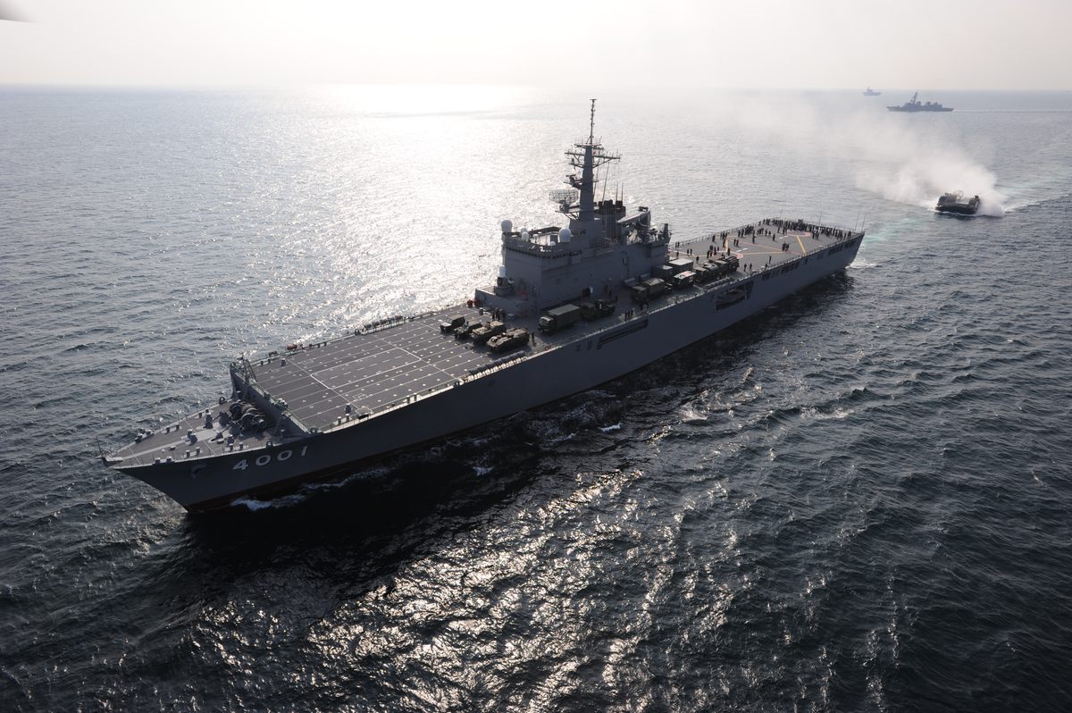 おおすみ型輸送艦の全景