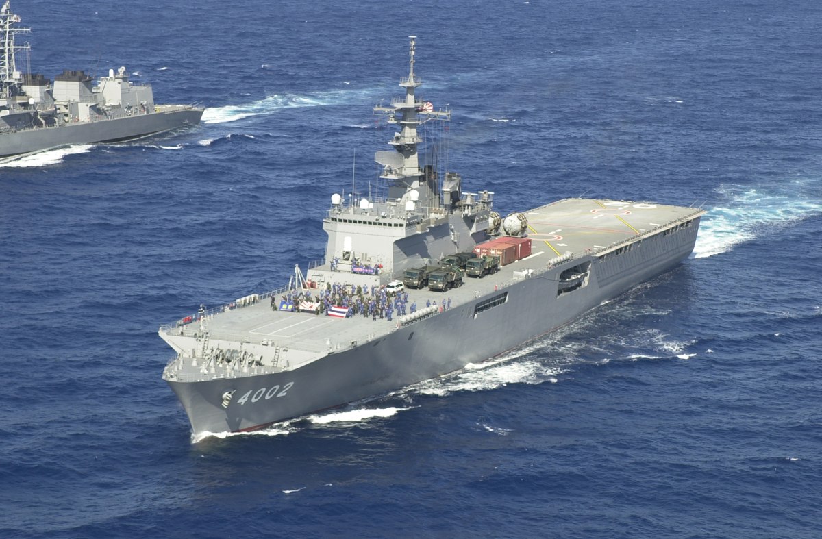 上空から見たおおすみ型輸送艦