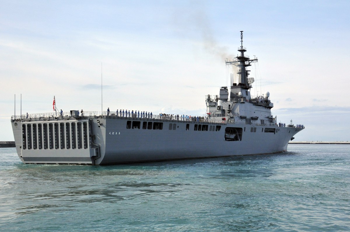 艦尾側から見た輸送艦くにさき