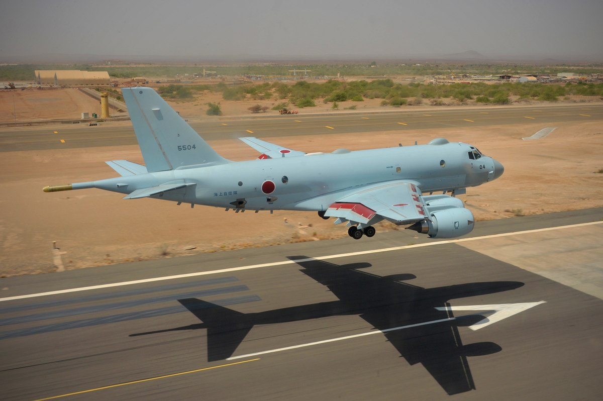 飛行場上空のP-1