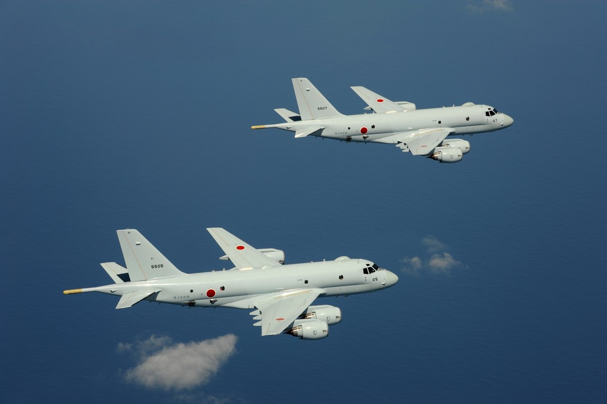 2機で飛行するP-1