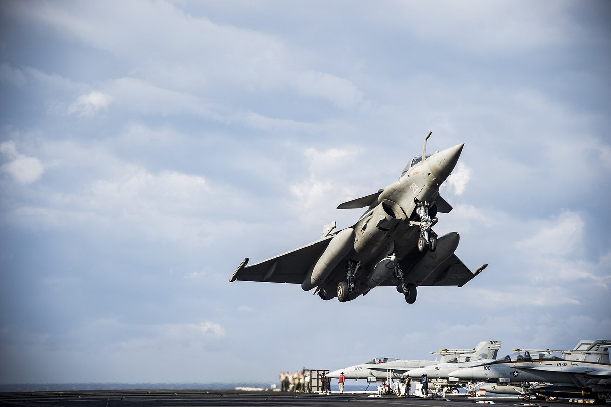 米空母でタッチ・アンド・ゴーを行うフランス海軍のラファールM