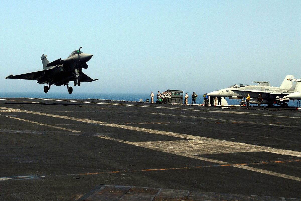 米空母で発着訓練を行うフランス海軍のラファールM