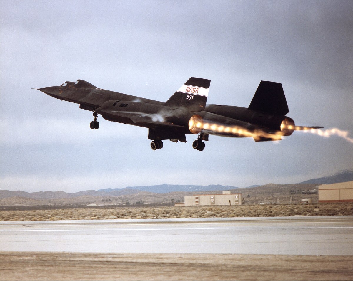 アフターバーナーを使って離陸するNASAのSR-71