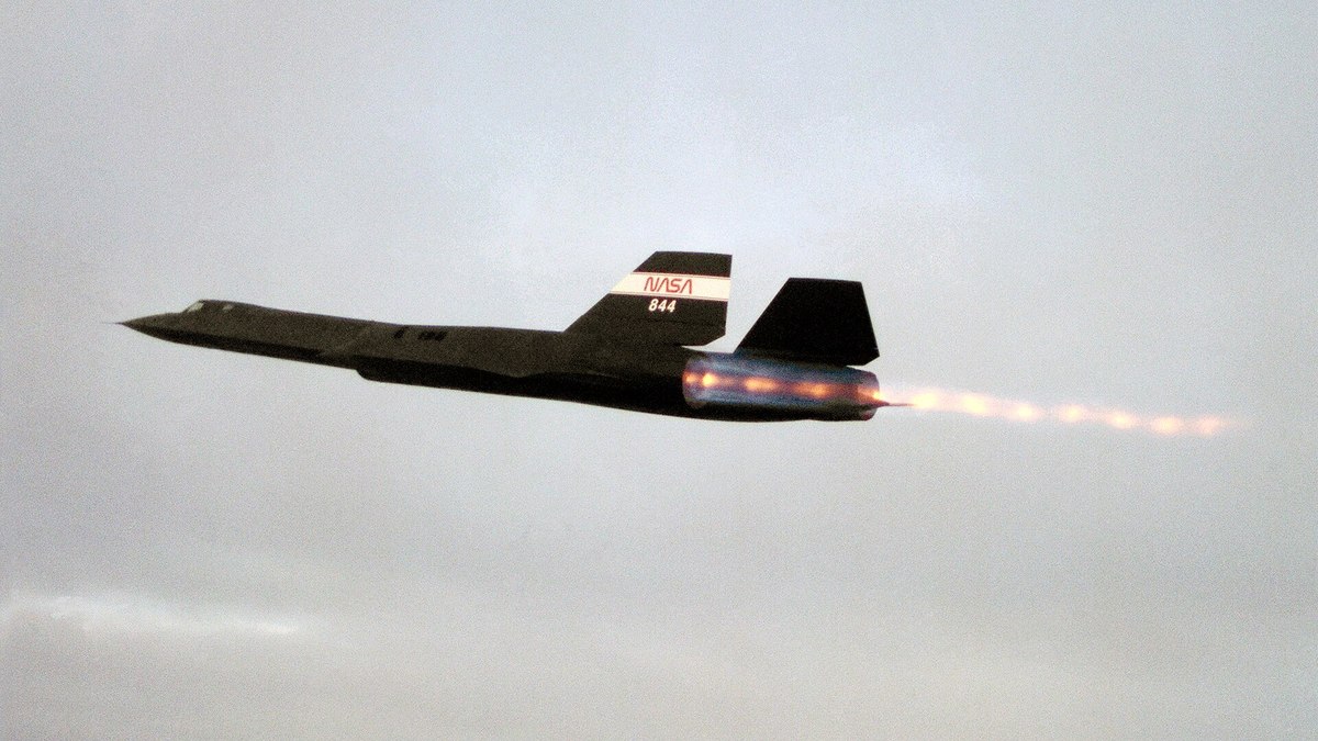 飛行中のSR-71。尾部に伸びる排気の様子