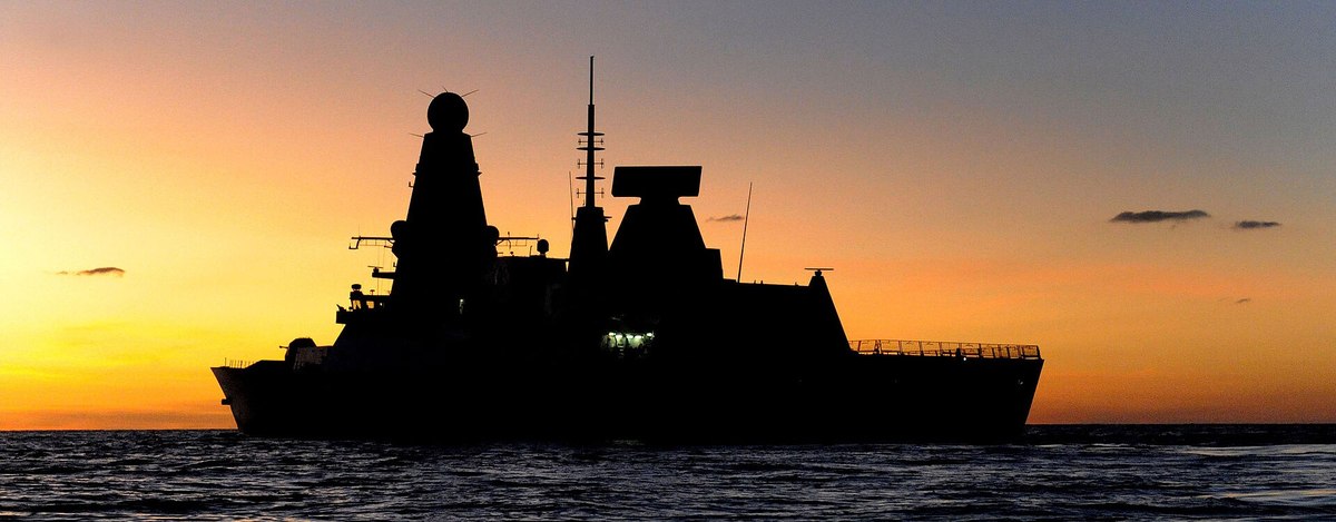 夕日を背にした45型駆逐艦デアリング