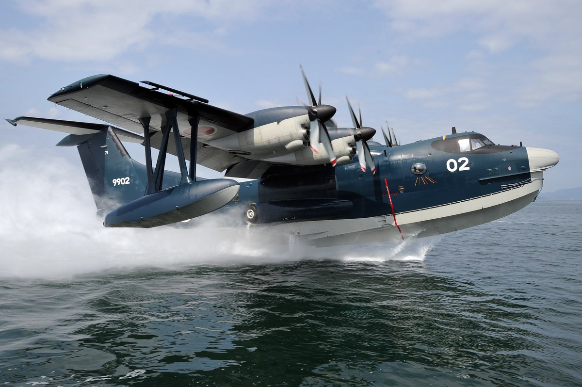 水上に浮かぶUS-2。機首の船型と主翼の位置