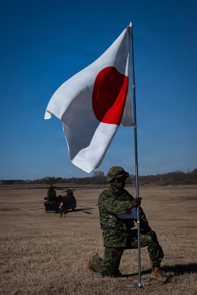 日章旗を掲げる第1空挺団の隊員。降下訓練始めの準備訓練(2026年1月9日)