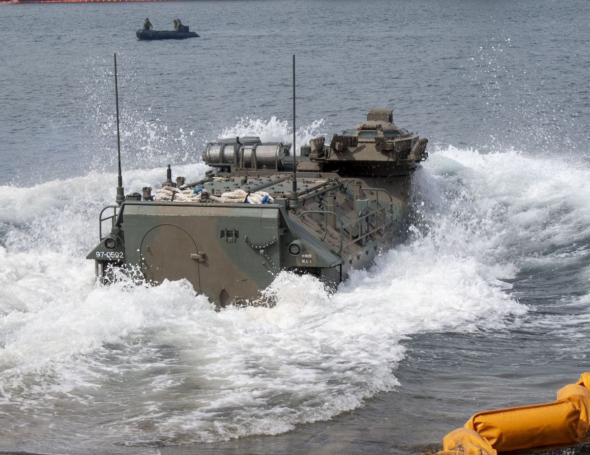 佐世保で水上を走る陸上自衛隊のAAV7(2025年4月)
