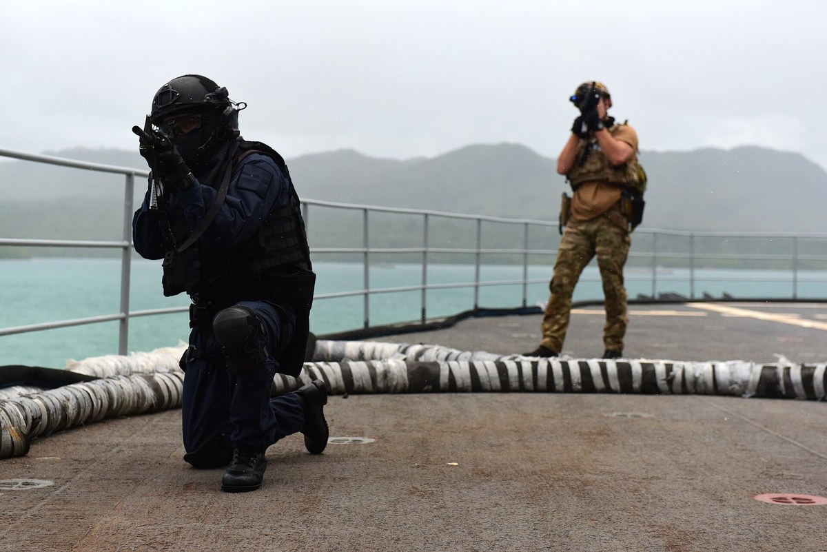 海上自衛隊員と米海軍隊員の乗船検査訓練。マラバール2021