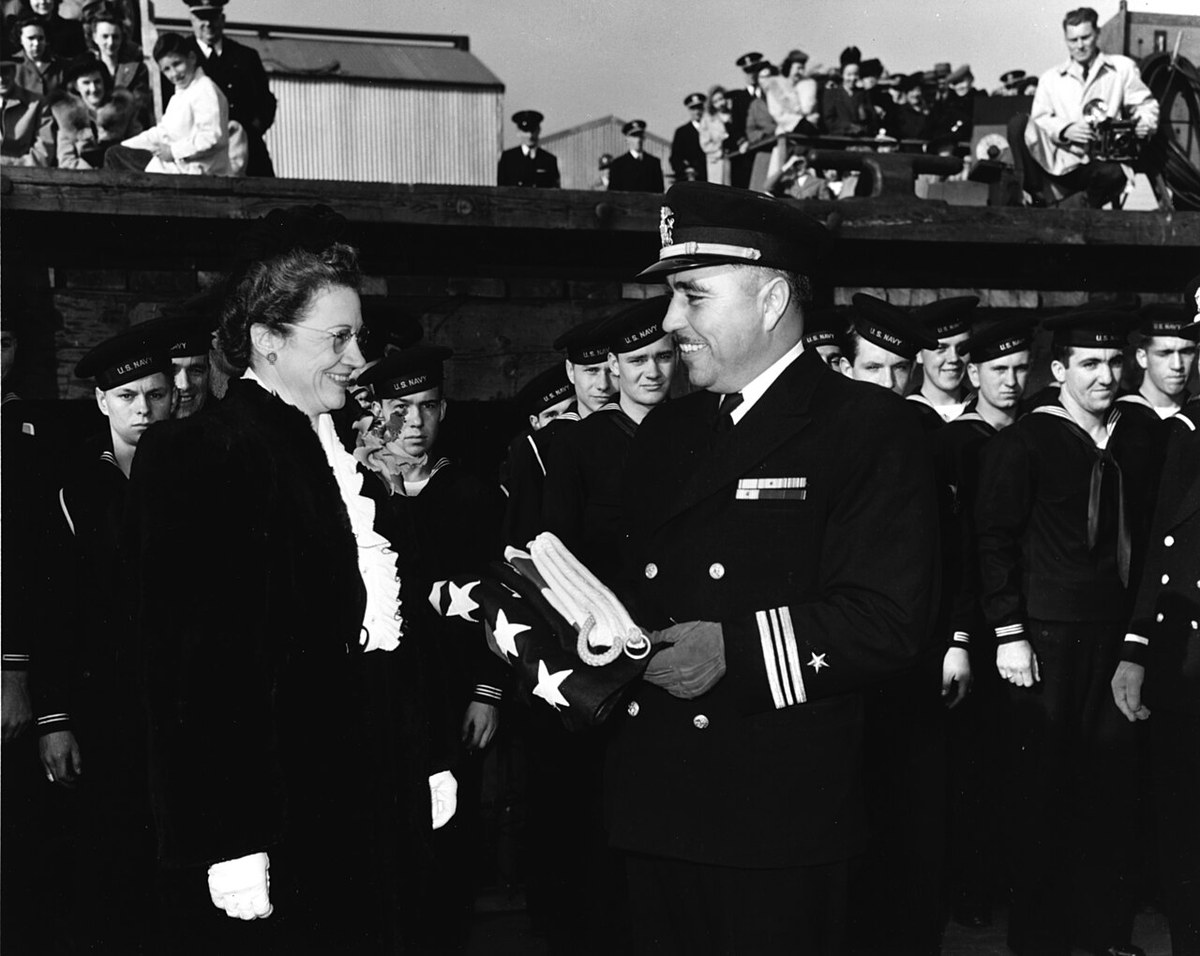 ジョンストン就役式のアーネスト・エヴァンス艦長(1943年)