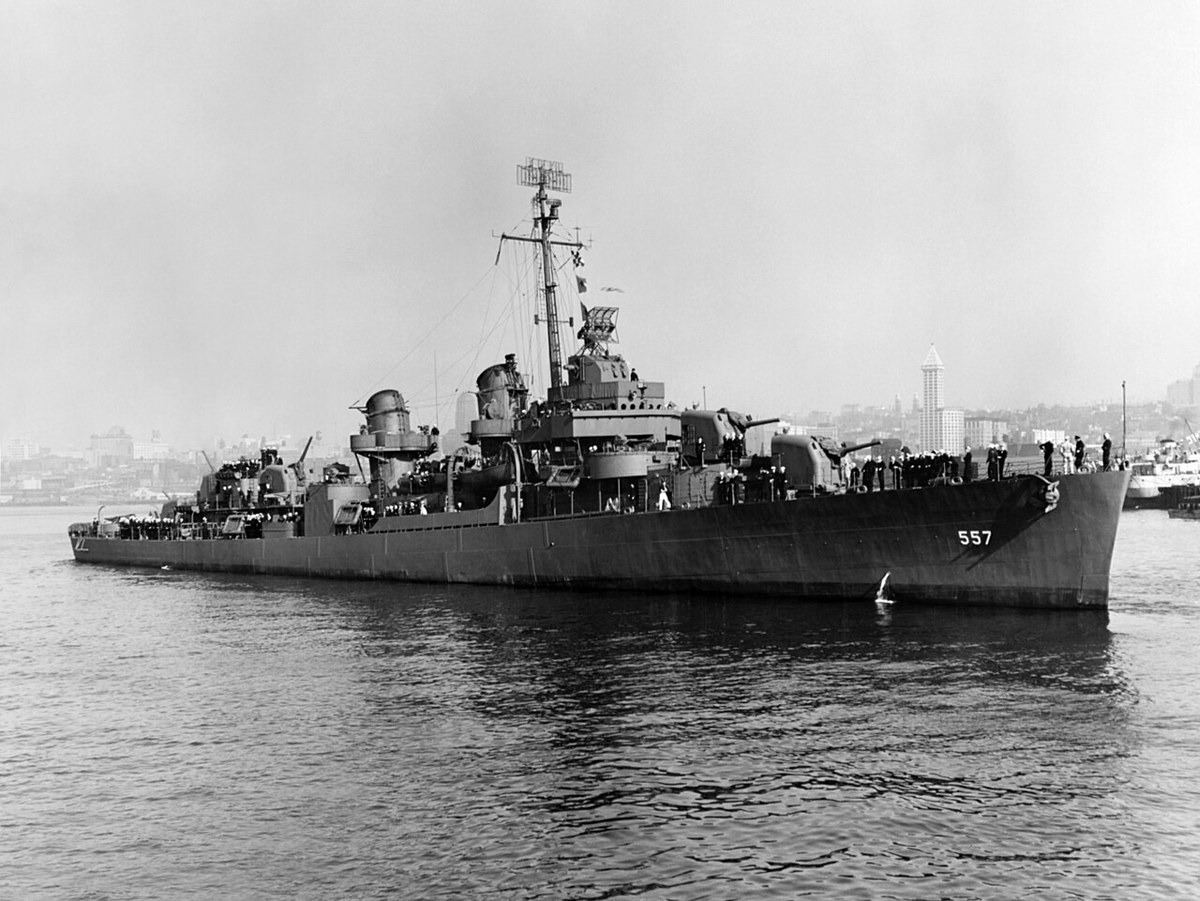 就役当日の駆逐艦ジョンストン(1943年10月27日)