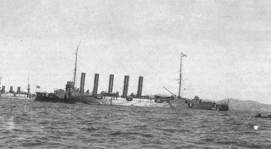 旅順に停泊するロシア防護巡洋艦アスコルド(1904年)