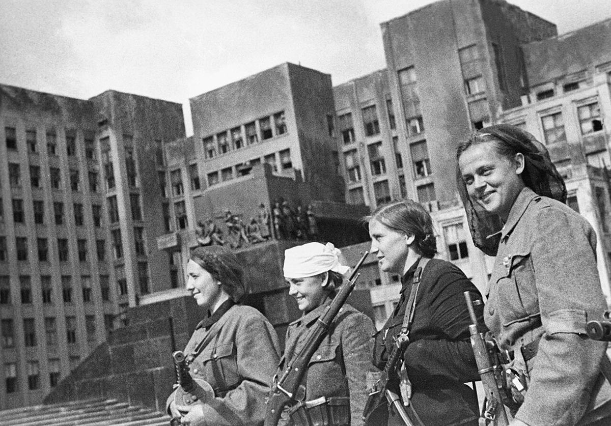 解放されたミンスクに集まった女性パルチザン(1944年7月)