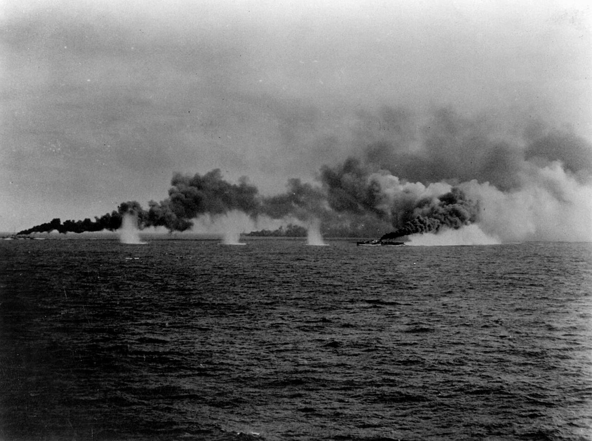 サマール沖で煙幕を張る米駆逐艦と護衛駆逐艦(1944年10月25日)