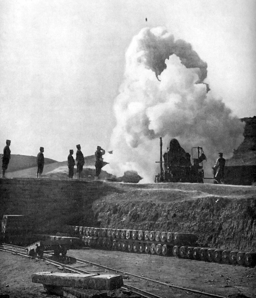 旅順に砲撃する日本軍の28cm榴弾砲