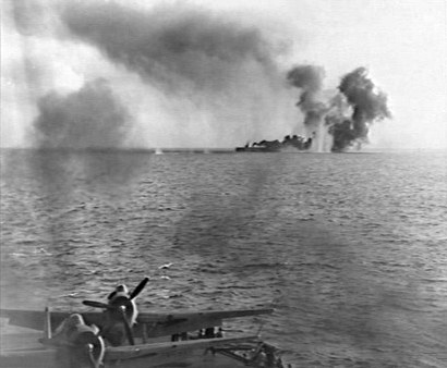 砲撃を受ける護衛空母ホワイト・プレーンズ周辺の海面