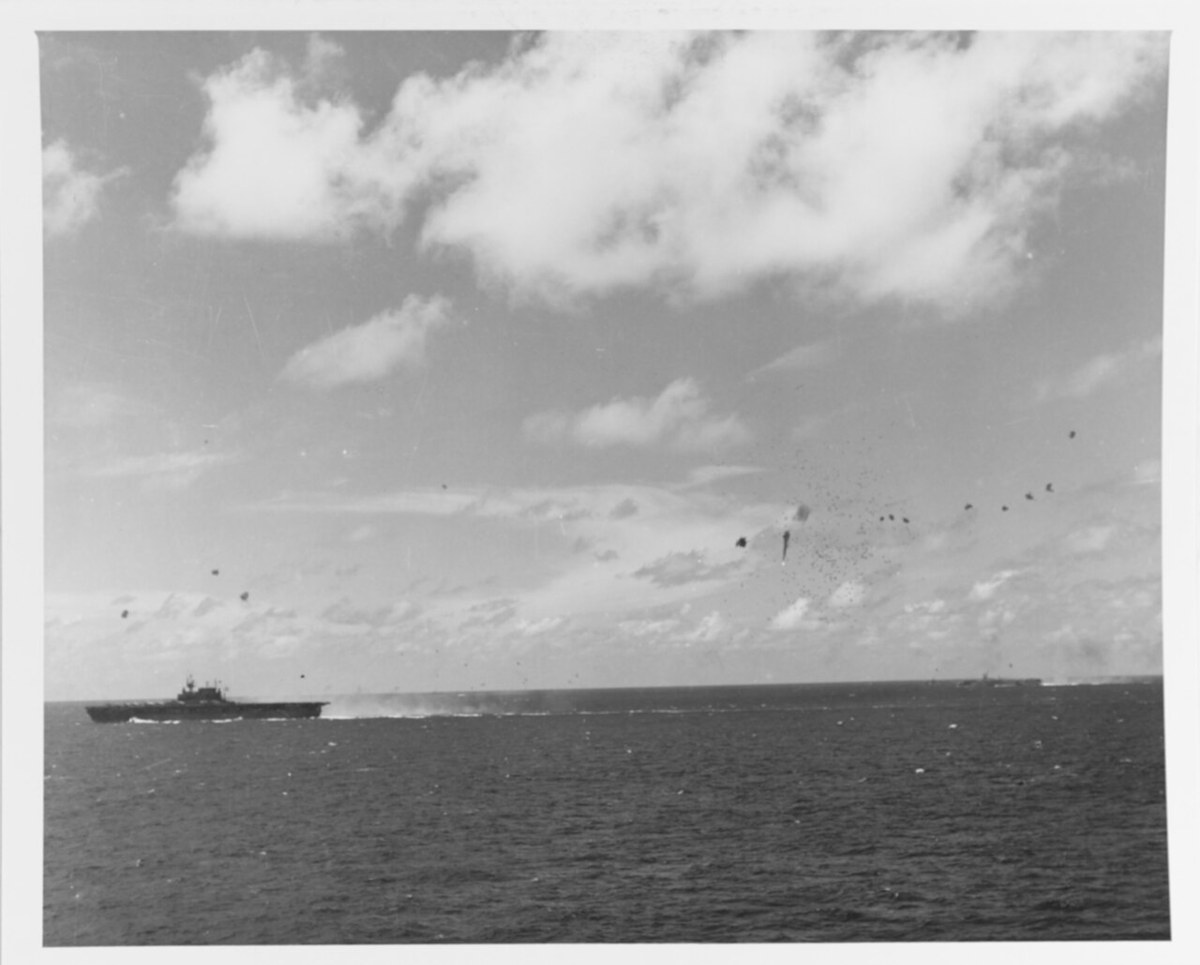 マリアナ沖海戦で対空戦闘中の米機動部隊。左がエンタープライズ(1944年6月19日)